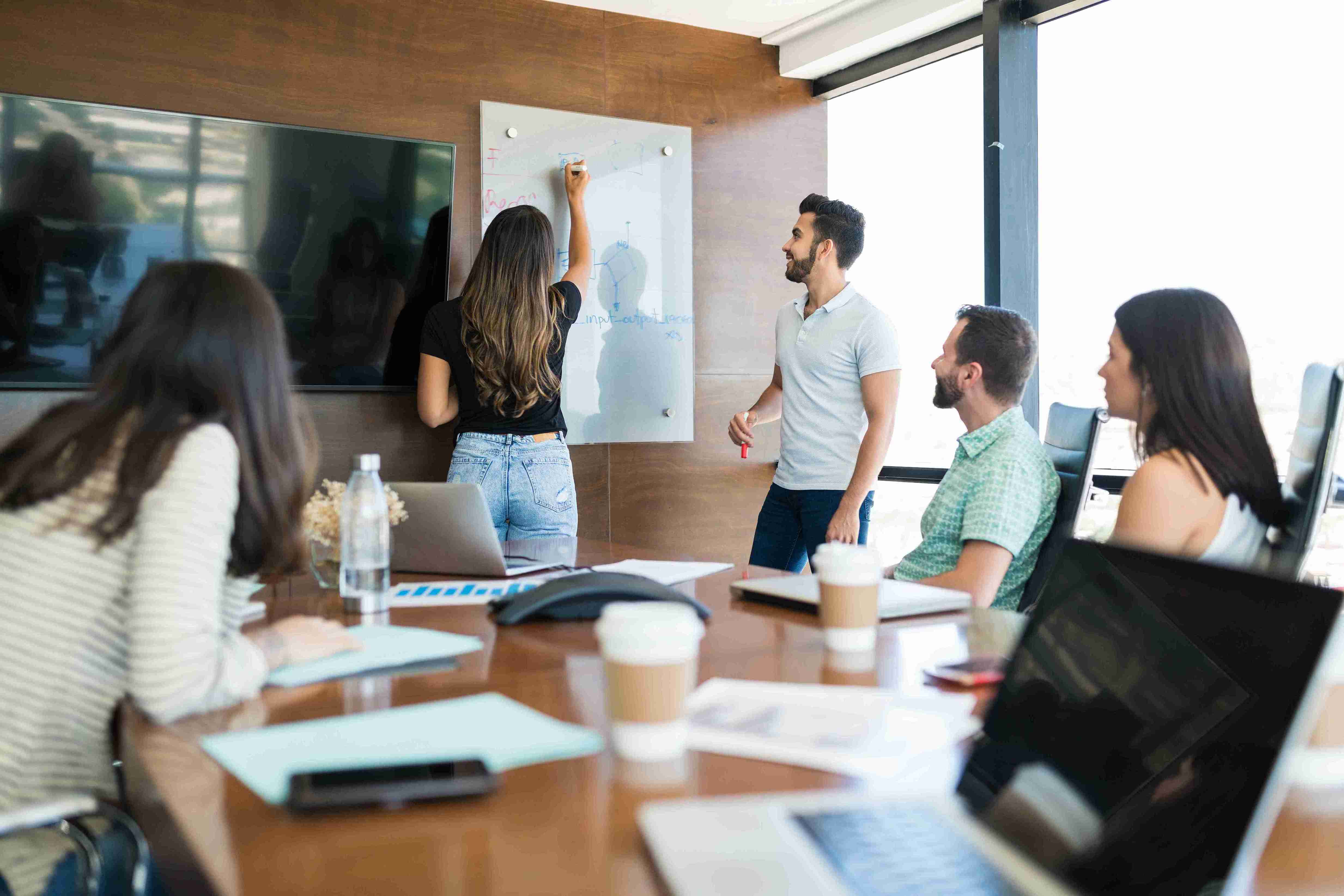 Formação Pedagógica Inicial de Formadores (FPIF) ou E‑Formador: qual Escolher?