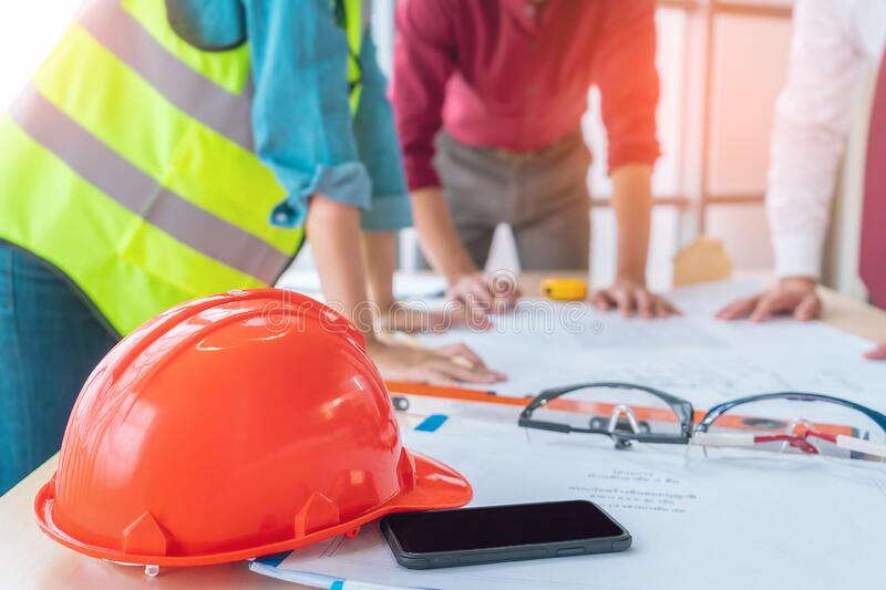 Qual a obrigatoriedade das empresas em matéria de formação em segurança no trabalho para todos os trabalhadores?